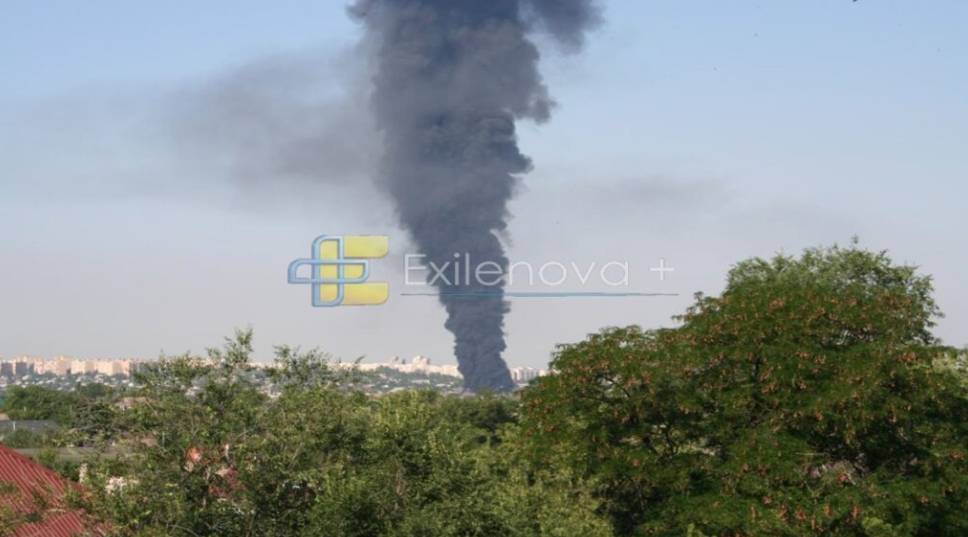 В оккупированном Мариуполе начался пожар: предположительно, пострадали бензовоз и военные гаражи