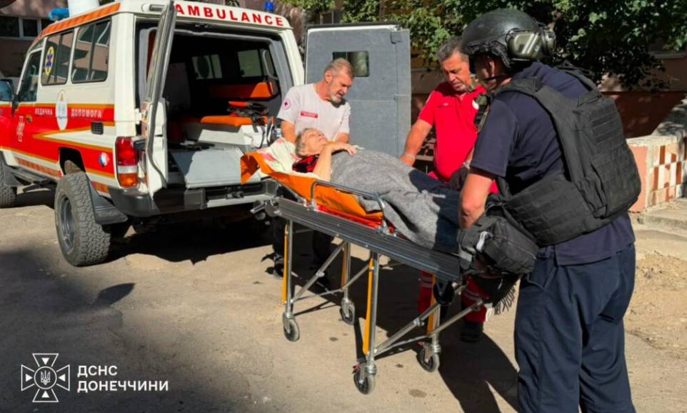 Спасатели эвакуировали женщин с ограниченной подвижностью в Донецкой области