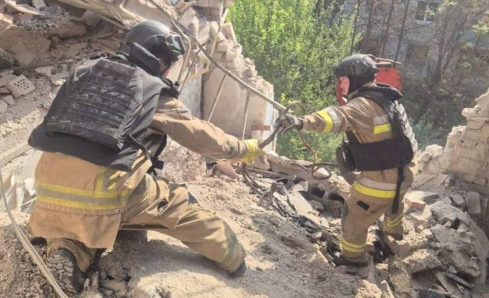Атака дронів на Слов’янськ: з-під завалів п’ятиповерхівки дістали тіло чоловіка
