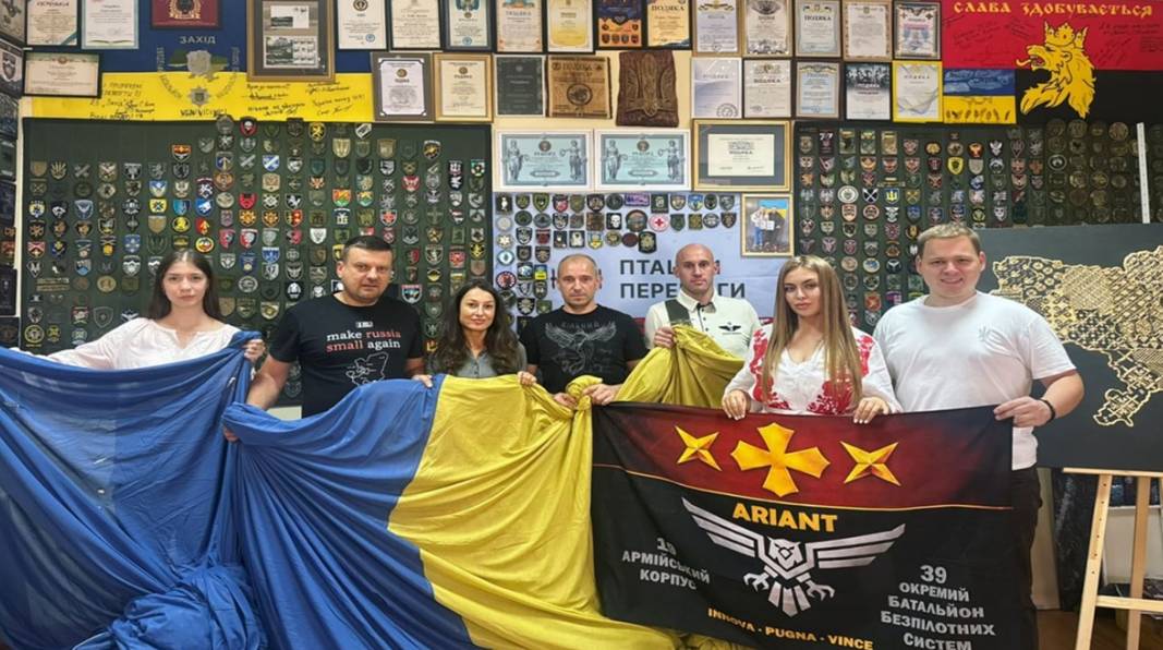 Поврежденный в результате российских ударов флаг из Краматорска превратят в арт-объекты