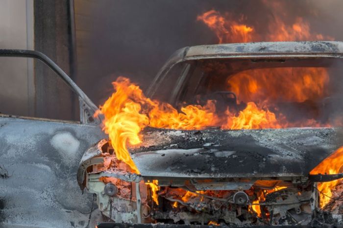 В Белокуракино сгорел Mercedes (фото)