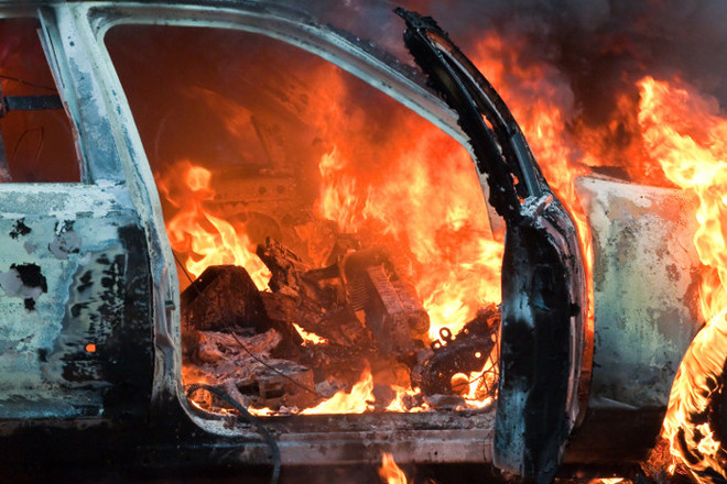 В Мариуполе сгорел автомобиль (видео)