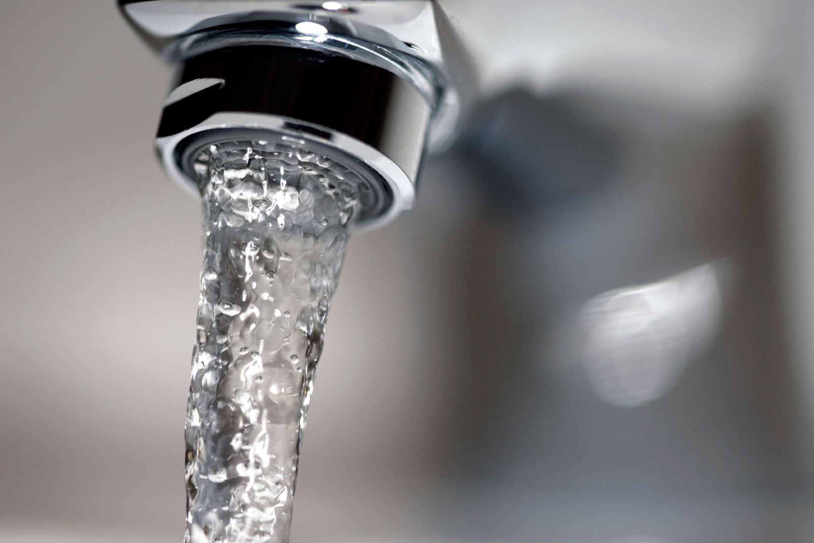 Более миллиона жителей Луганщины будут обеспечены качественной питьевой водой - Резников
